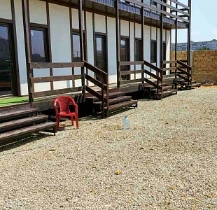 При возведении гостиницы в Мирном (Евпатория, Крым) специалисты компании ВИРМАК учли все пожелания заказчика, в том числе относительно внешней отделки здания